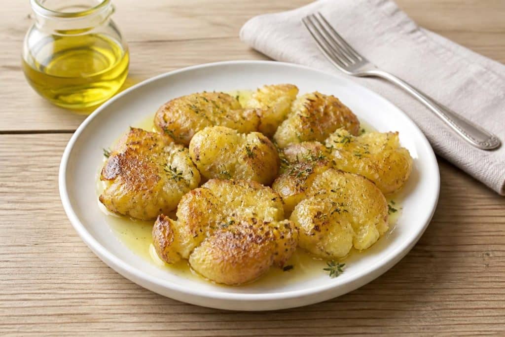 découvrez une recette facile et rapide d'écrasé de pomme de terre à l'huile d'olive, parfaite pour un plat savoureux et simple à préparer.