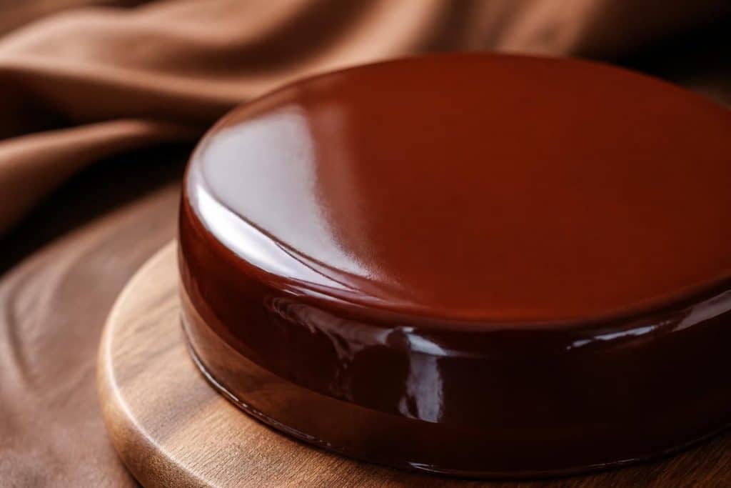découvrez notre recette facile pour un glaçage miroir au chocolat, brillant et parfait pour sublimer vos desserts en toute simplicité.