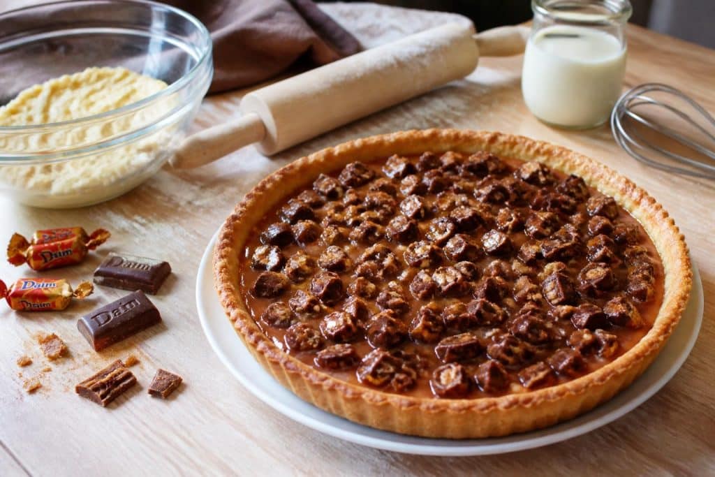 découvrez notre recette facile et gourmande de tarte au daim, parfaite pour régaler toute la famille à la maison en toute simplicité.